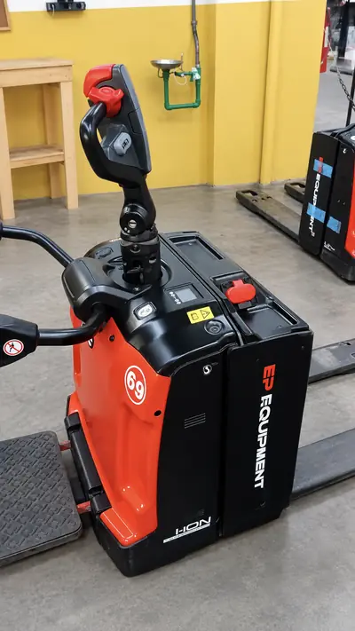 Detalhe da bateria de lítio de uma transpaleteira elétrica